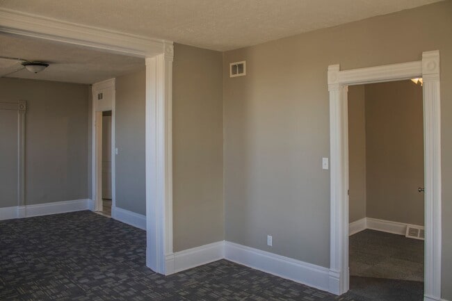 Building Photo - Pistachio Rentals (1618 Martha St) Unit #2 (Top)