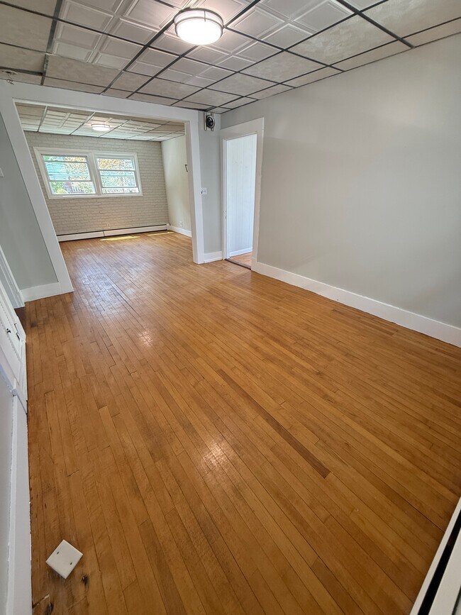 Living/Dining room space - 37 Mead St Unidad 37 mead  1