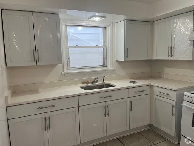 Building Photo - 1716 W Cermak Rd Unit 1 Rental