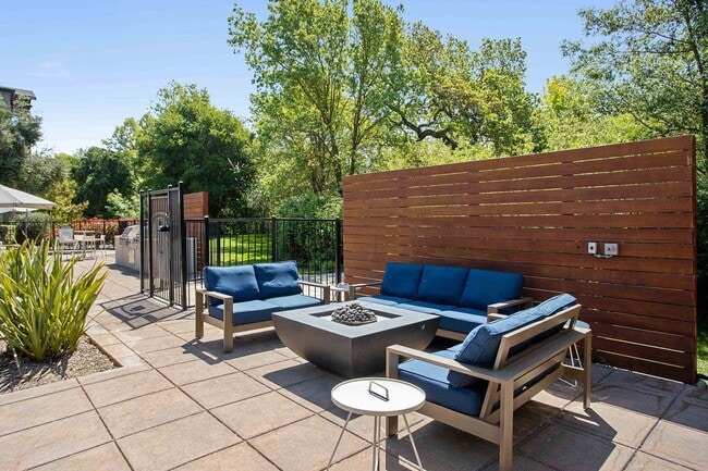 Chimenea en el área de la piscina en las casas del apartamento Renaissance en Santa Rosa - Renaissance Apartment Homes