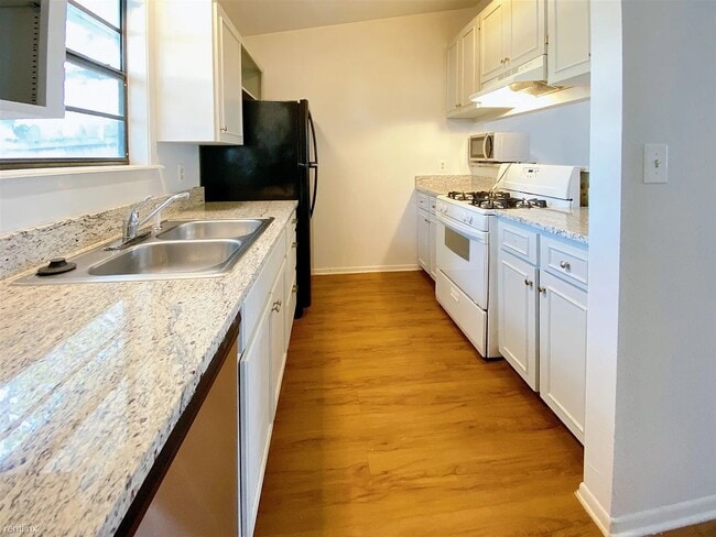 Kitchen - 1604 Mill St Unit 1604 #B