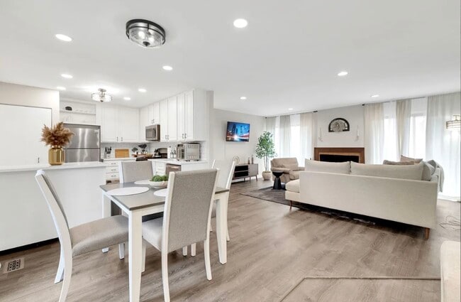 Photo - 379 Sandhurst Cir Unit 1