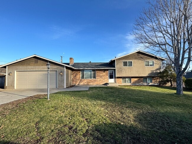 Building Photo - West Valley 4br 2.5 ba DBL attached garage, POOL