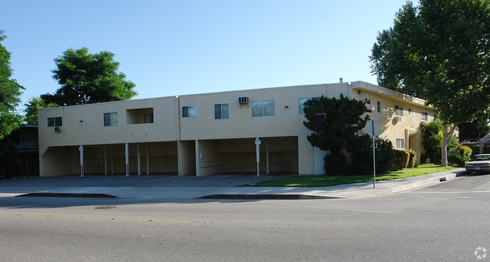 Photo - Oak Manor