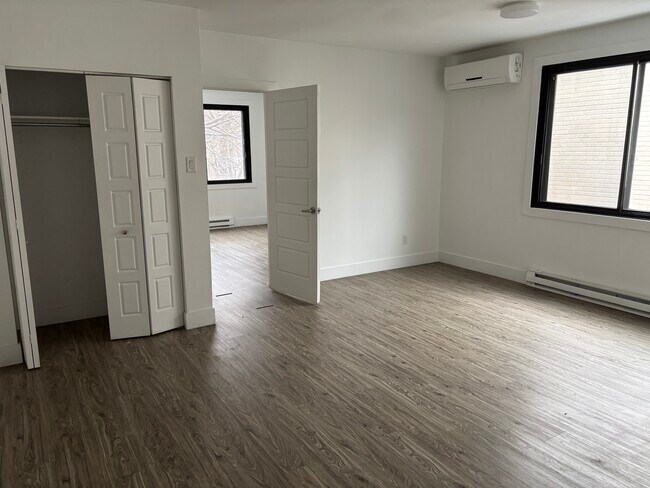 Photo - 5480 Av Coronation Unité 7