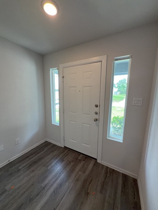 Building Photo - 505 Hines Ave Unit B
