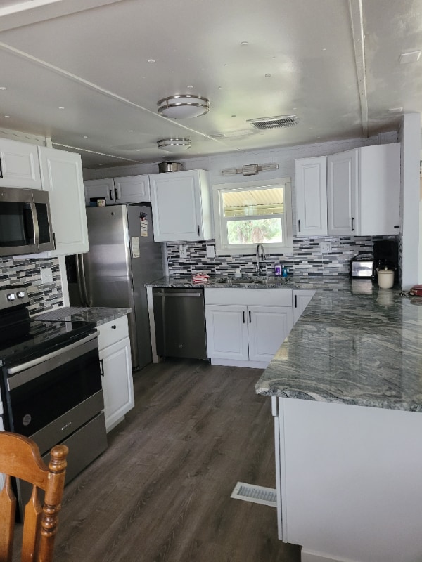 Building Photo - 10 9th Ave