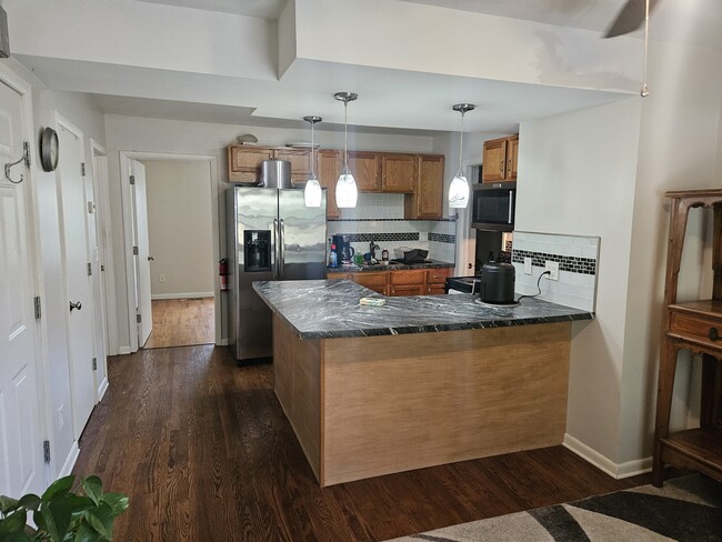 Building Photo - 102 Spring St Unit #2