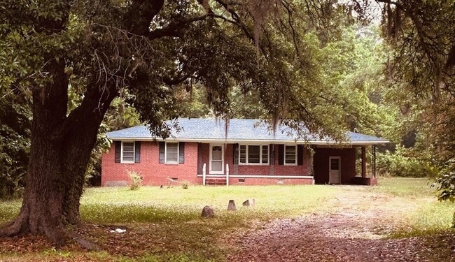 Building Photo - Charming Country Living - 3BR Brick Ranch in Round O