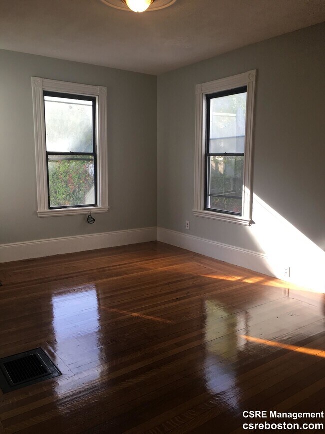Building Photo - 10 Saunders St Unit 1 Rental