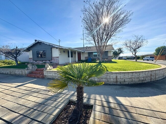 Building Photo - 3BD/2BA HOME AVAILABLE IN NORTH CLAIREMONT ONLY $4,495!