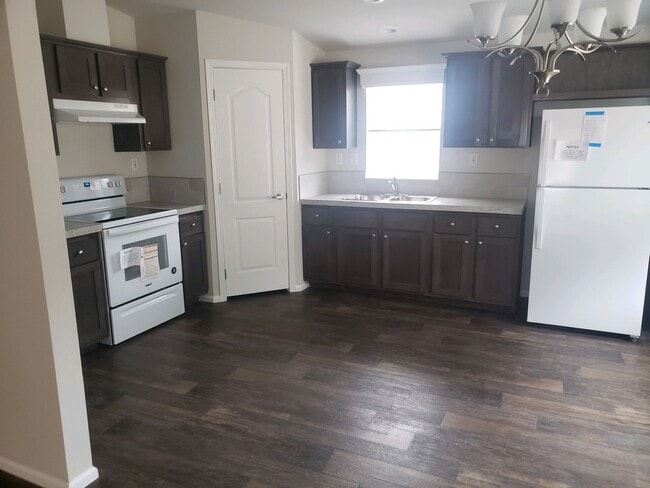 Building Photo - 47719 Fairyglen -3 bedroom / 2 Bath in Oakridge