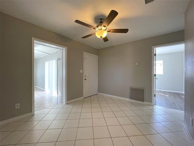 Photo - 673 59th St S