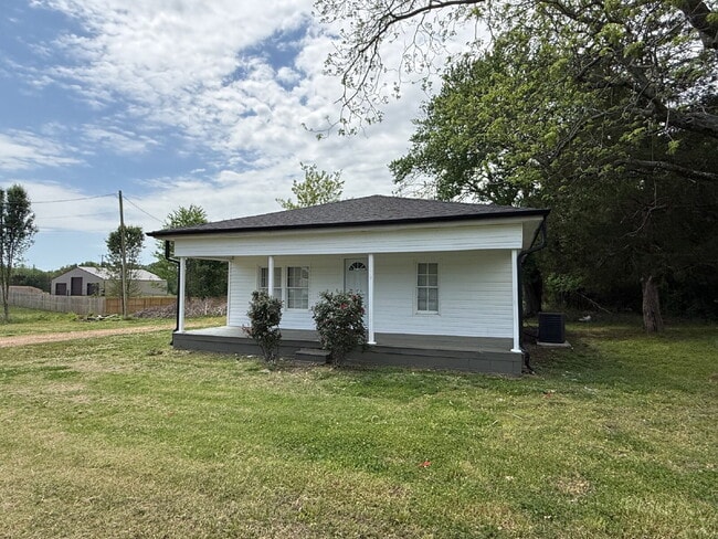 Building Photo - 2 bedroom Cozy Living with Modern Comforts!"