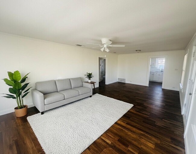 Photo - 15 E 24th St