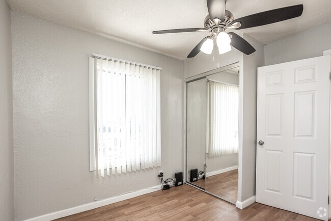 1BR, 1BA - 468SF - Bedroom