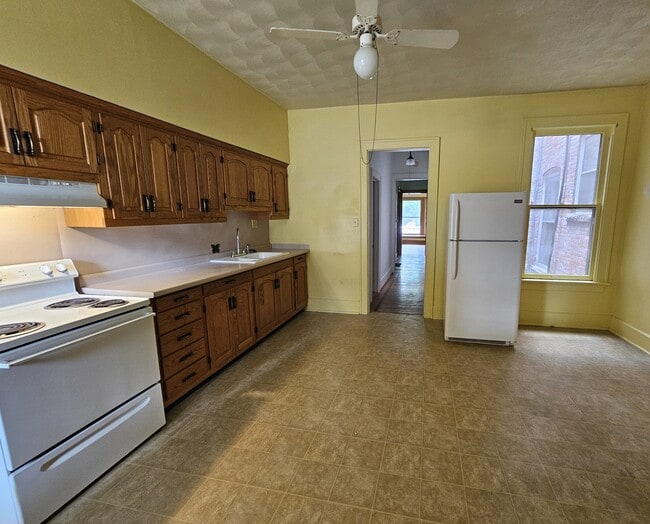 Building Photo - 211 W 9th St Rental