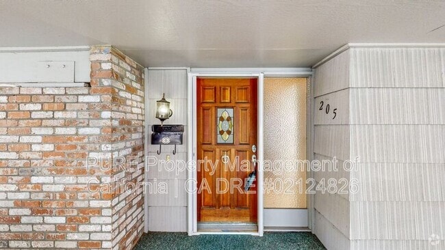 Building Photo - 205 White Oak Dr Rental