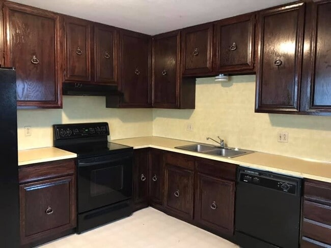 Photo - Spacious  House with Detached Garage & Fin...