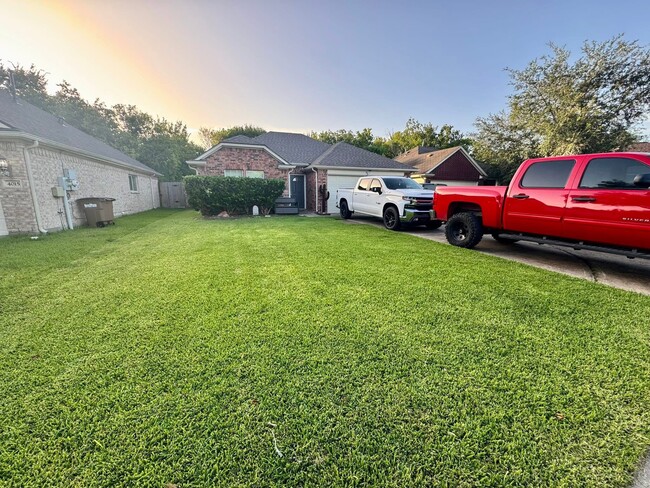Your future home , big drive way fits an additional 4 vehicles PLUS 2 can go in the garage - 4019 Strawberry Ct Casa