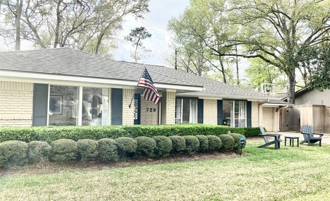 Photo - 729 Camelot Ln
