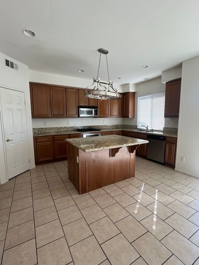 Building Photo - Beautiful 4 Bedroom Home!