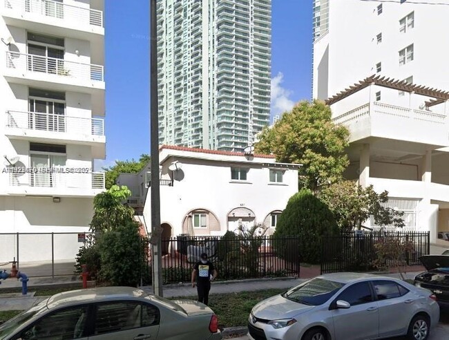 Building Photo - 437 NE 30th St Unit 8