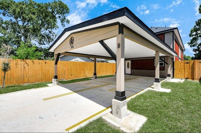 Photo - 2322 Wavell St