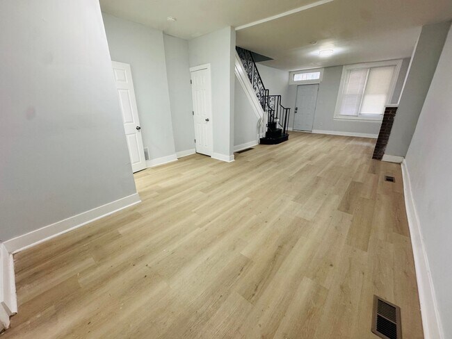 Building Photo - Remodeled 4bd/1.5 bath House with Rear yar...