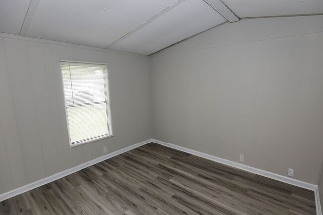 Photo - 2 Bed & 1 bath Trailer in Jville!