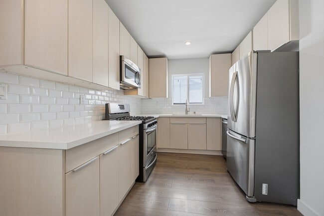 Building Photo - 3408 Bellevue Ave Unit 3