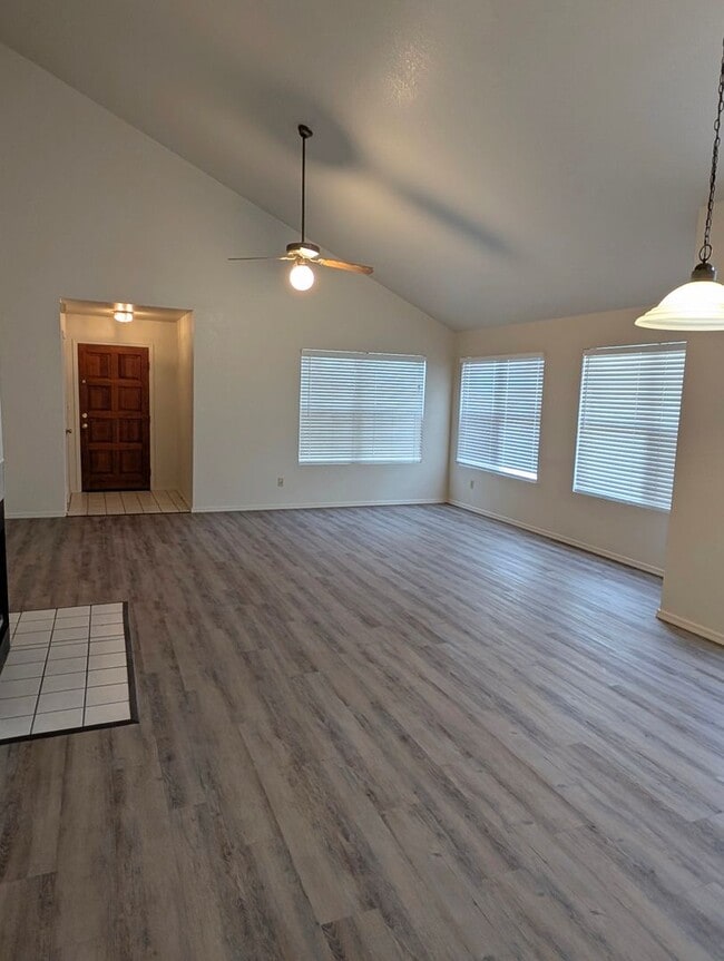 Photo - 2325 E Lakecrest Dr