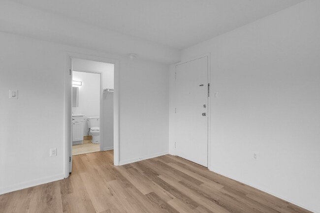 Photo - 4465 MacArthur Blvd NW Unidad 204