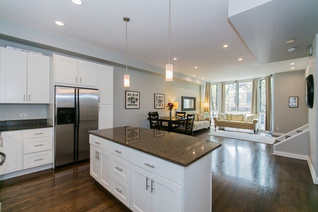 Photo - 2005 N Hoyne Ave