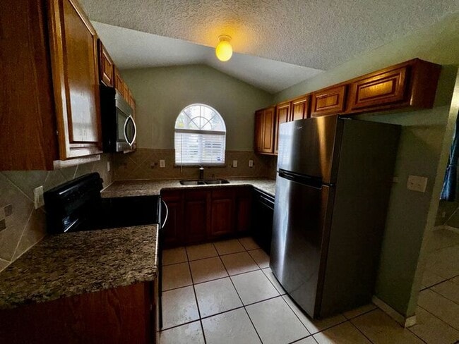 Photo - 3 Bedroom 2 Bath Magnolia Pointe Townhome with a Fenced backyard!