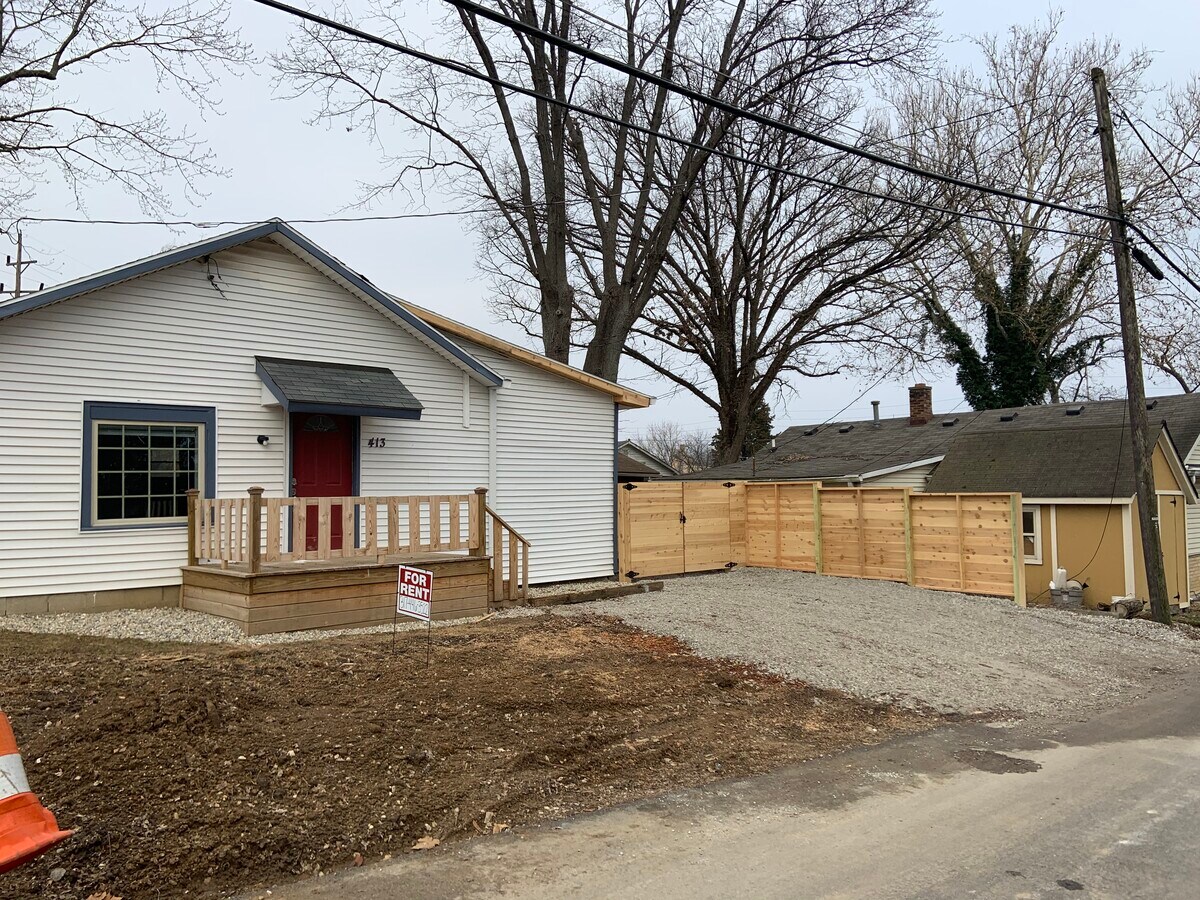 Great little home right in town. - 413 Samuel Moore Pkwy House