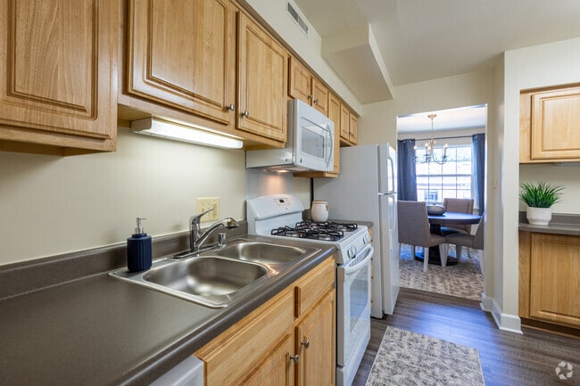 2BR, 2BA - 1,300SF - The Chateau - Kitchen