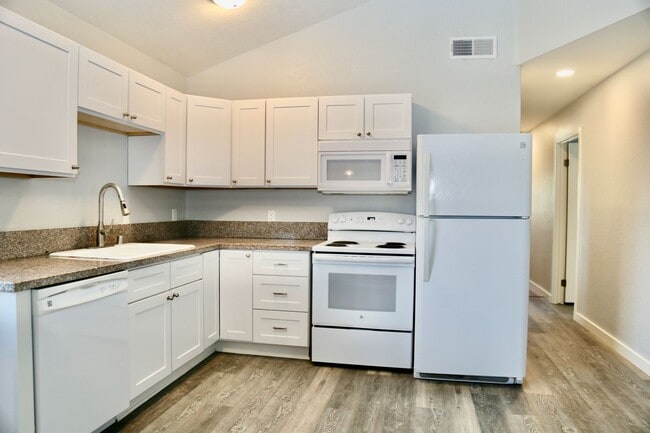 SO close to the beach and PCH - 3 Bedrooms... - SO close to the beach and PCH - 3 Bedrooms...