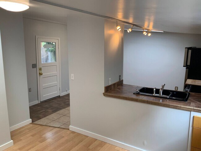 Photo - 576 E 16th Ave