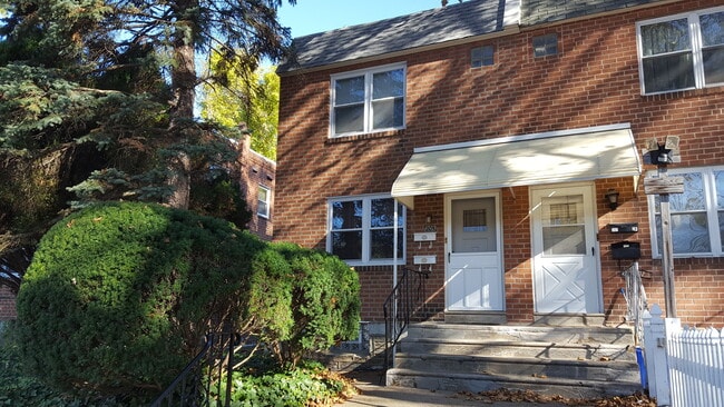 Building Photo - 205 Robbins St Unit 2