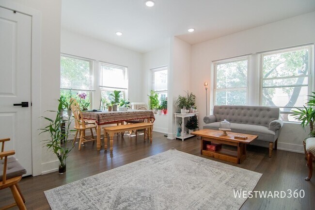 Building Photo - 6201 N Glenwood Ave Unit 1