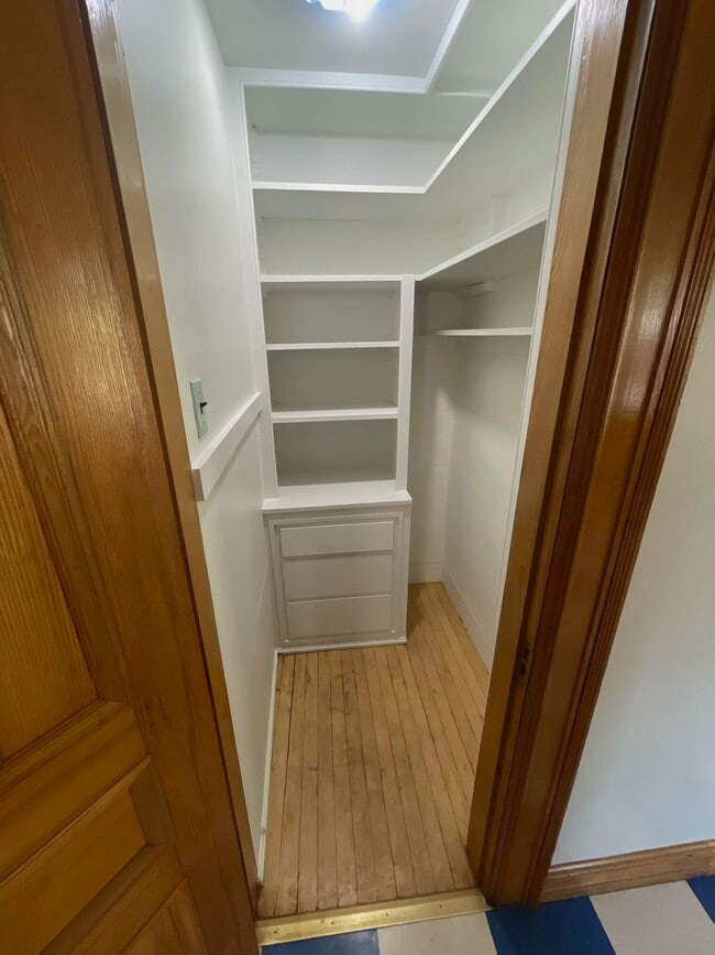 Despensa - 110 Woodward St Unidad Lower Level