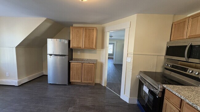 Photo - 4 Bed, 1 Bath, plus Bonus Room in Rochester! Unit B