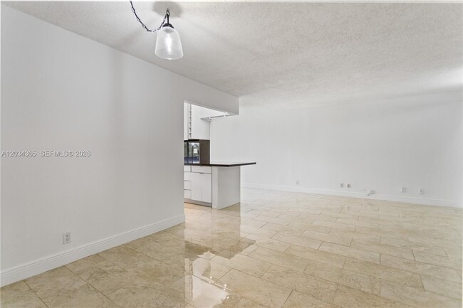 Photo - 17021 N Bay Rd Unidad 429