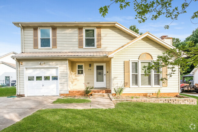 Building Photo - Inviting 3-Bedroom Home with Sunroom