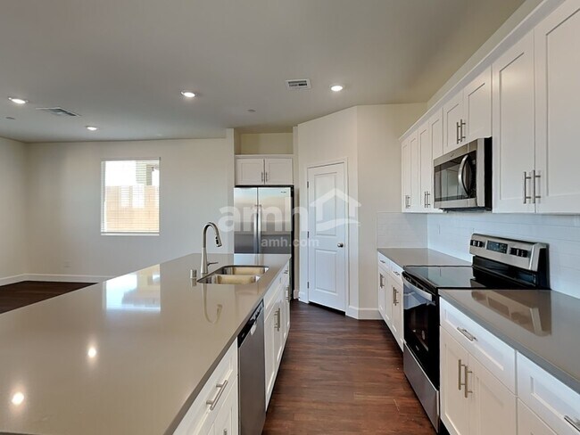 Photo - 260 Yasmin Daylily Pl