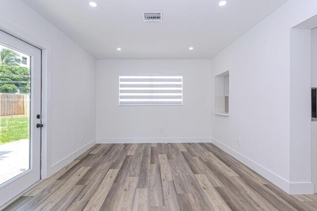 1717 16th Ct N