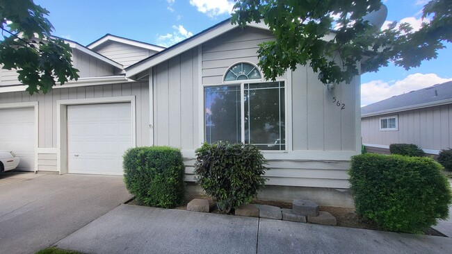 Building Photo - 562 NE Negus Loop Unit 562 Rental