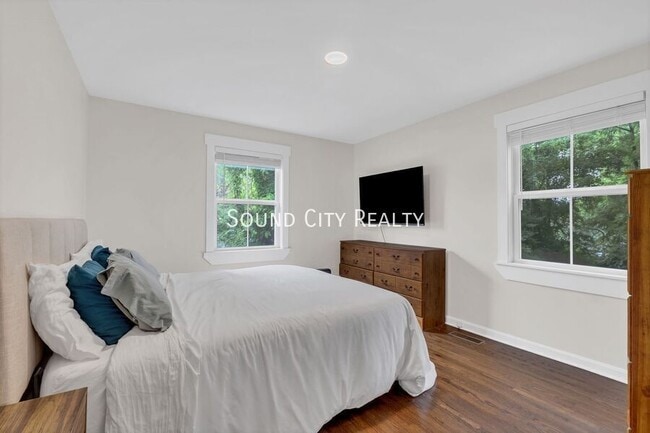 Photo - 2929 Emery Dr