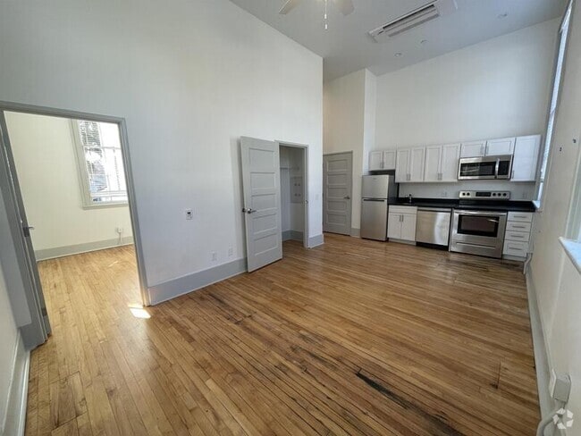 Building Photo - 315 W 38th St Rental